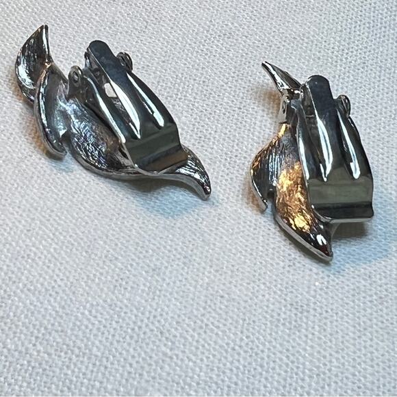 JUDY LEE VINTAGE 1950 MID CENTURY FAUX SILVER CURVY LEAF CLIP ON EARRINGS - Picture 7 of 11